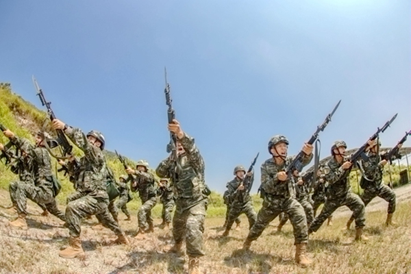 新兵进行刺杀训练。
