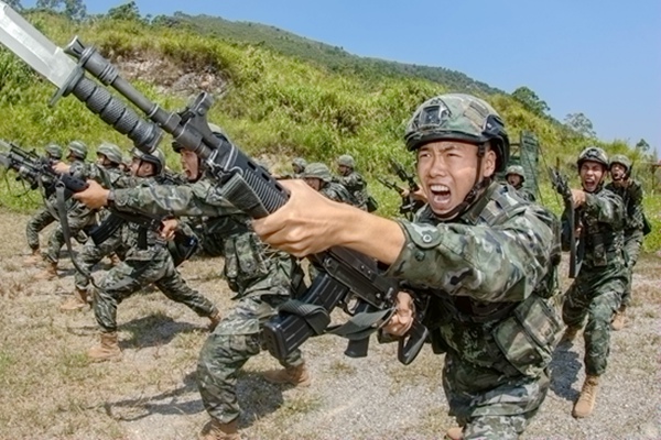 新兵刺杀训练。