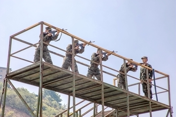 新兵进行监墙应用射击训练。