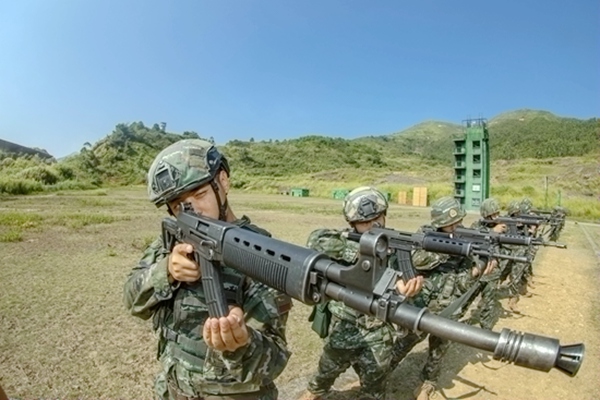 新兵进行自动步枪隐显目标射击训练。