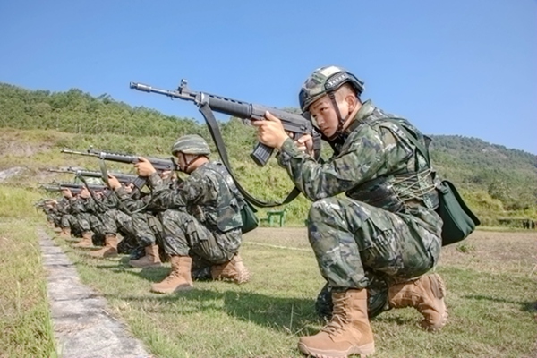 新兵进行自动步枪隐显目标射击训练。