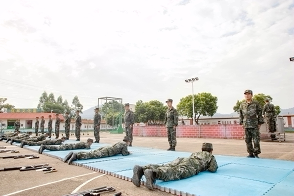 新兵进行倒功训练。