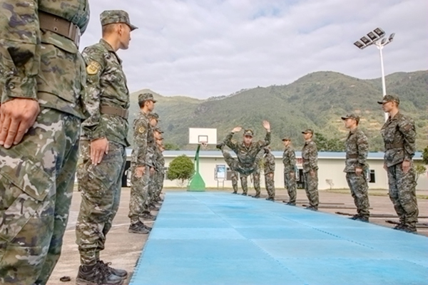 一名新兵向战友展示倒功。