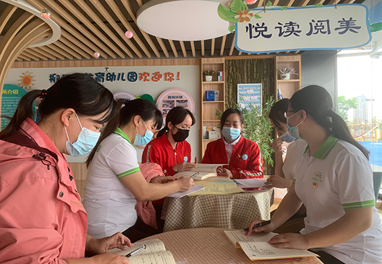 柳江区教育幼儿园党支部党员红色阅读一角。