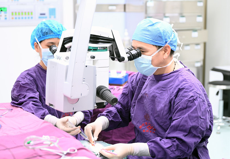 柳州市人民医院眼科医生在眼科手术室为患者手术。柳州市人民医院供图