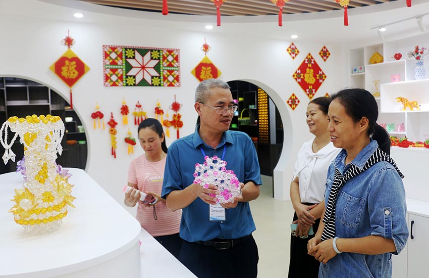 钟山县特殊教育学校的孩子们展出的串珠工艺品。廖超文摄