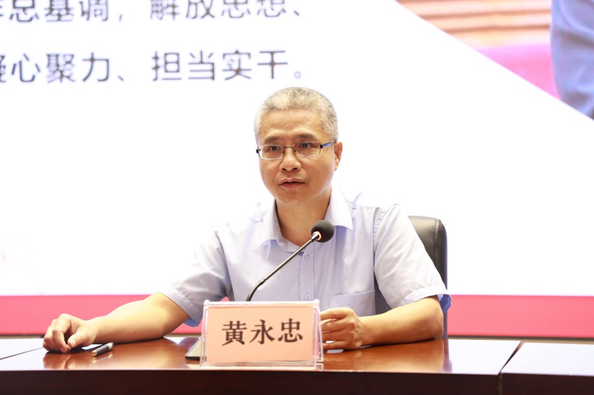 黄永忠在讲座上讲话