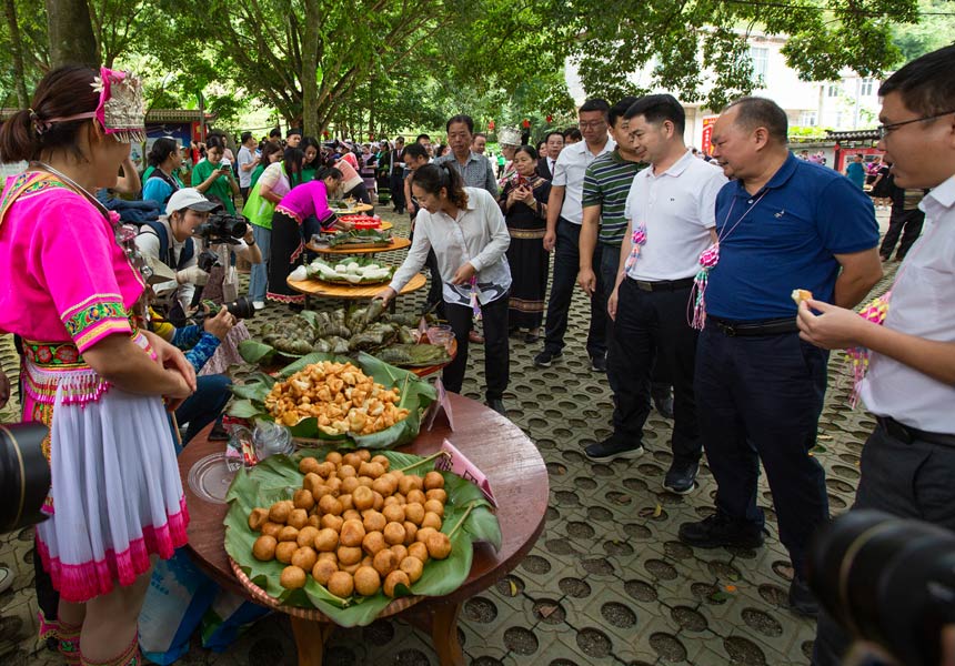 图为特色美食展台。李世华摄