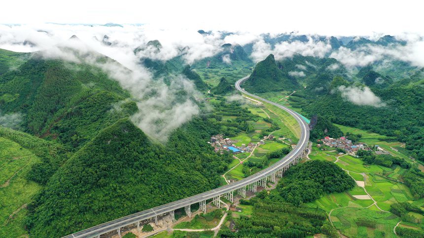 广西柳州经合山至南宁高速公路№2合同段。周维新摄