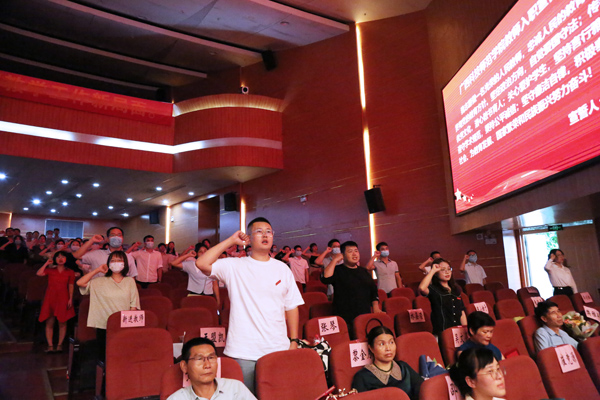 9月8日，广西科技师范学院新进教职工进行入职宣誓。梁丽莹摄