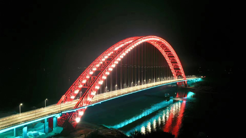 平南三橋夜景。廣西交通投資集團供圖