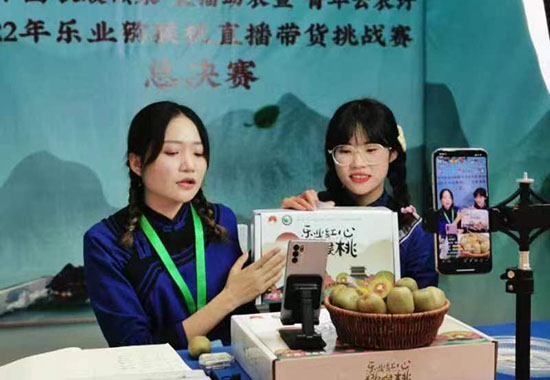 比赛选手直播带货中。韦明甫摄