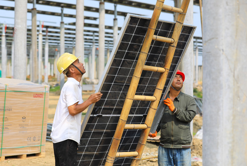 柳州融安潭头乡拍摄的光伏发电项目施工现场。