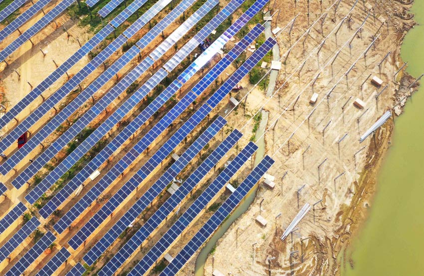 无人机拍摄的柳州融安潭头乡光伏发电项目施工现场。