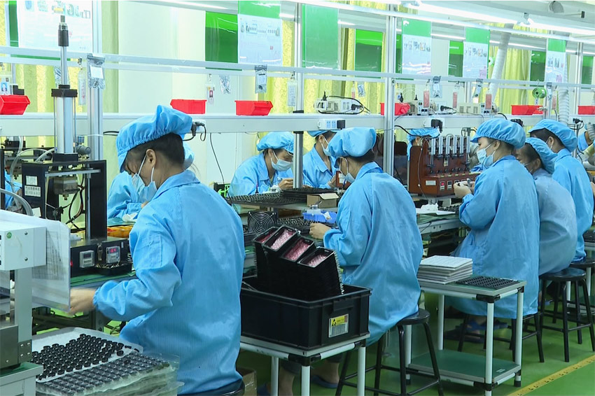 电子厂建在家门口。曾德好摄