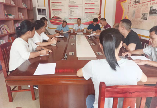 9月15日，樟木镇乡村振兴指导组组长李栋富在元金村与驻村工作队座谈。
