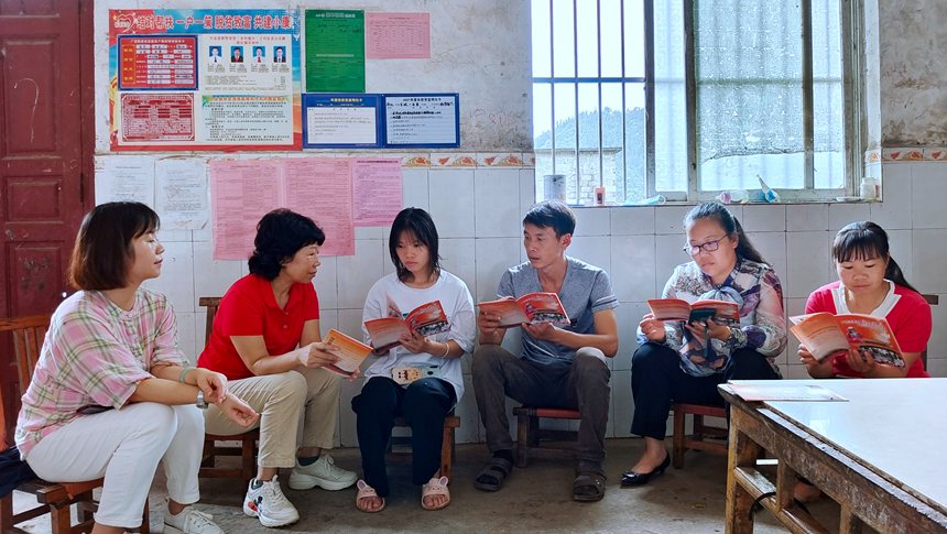 2.学校领导到乐业县百坭村班美静家入户招生宣传