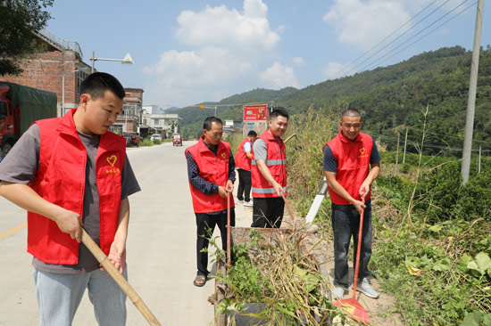 图为志愿者开展道路清洁志愿服务活动。 黄蓝莹 摄