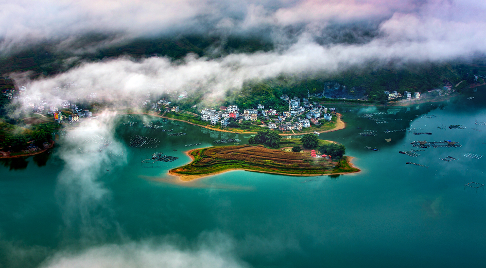 红水河畔山村美红水河流经之处，两岸青山绿水，风景秀丽，喀斯特地貌特色的山峦，一座连着一座，各具神态，造就了这里山环水绕、山水交融的独特自然风光……