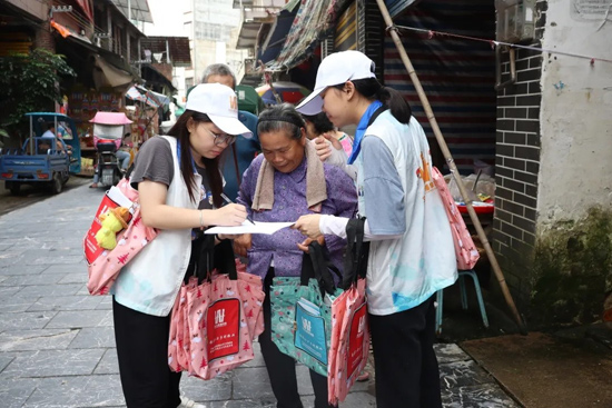 7月5日，桂林旅游學院紅色無花果實踐隊在石塘鎮進行普通話問卷調查。