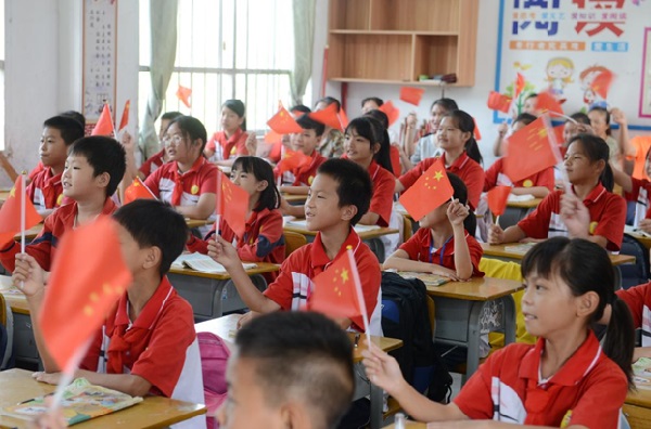 保平乡中心小学五（2）班学生共唱《我和我的祖国》。广西教育出版社供图