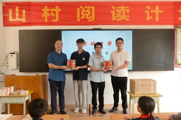 图书捐赠仪式。广西教育出版社供图
