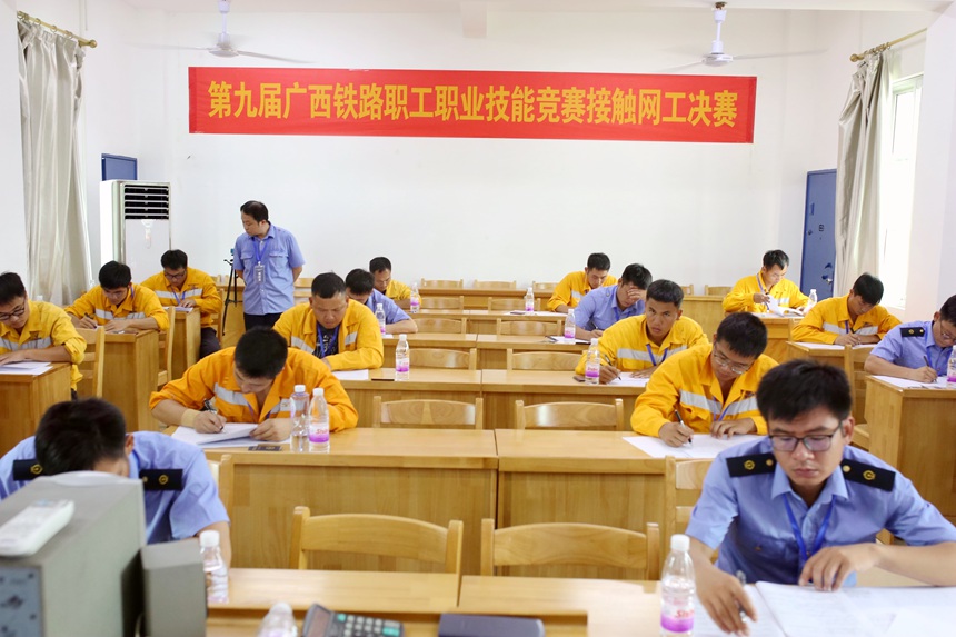 理论考试现场。陈彦任摄