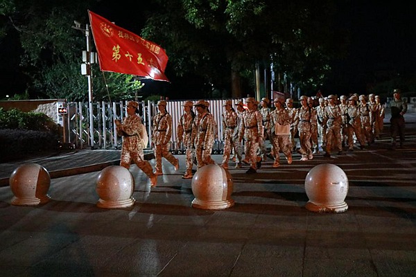 军训团出校门沿行军路线行进。桂林医学院供图