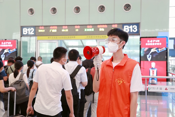 南寧東站志願者宣傳引導旅客做好個人防護有序進站。於莉攝