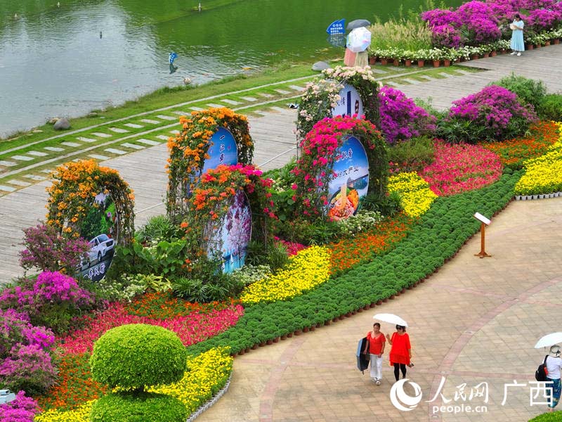 2022年柳州市“春花秋水 畫卷柳州”花卉展吸引人們前來賞花。人民網 付華周攝