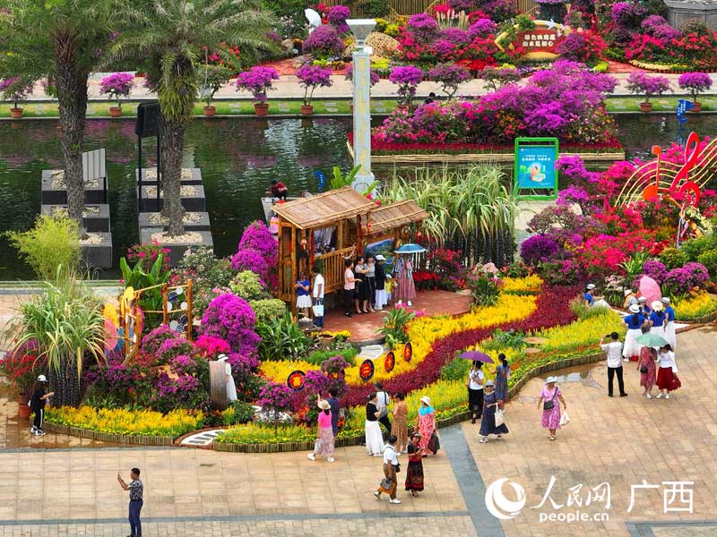2022年柳州市“春花秋水 畫卷柳州”花卉展吸引人們前來打卡賞花。人民網 付華周攝
