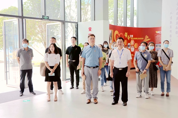 與會黨員參觀中建八局桂林國際會展中心項目部智慧展廳。李彥良攝