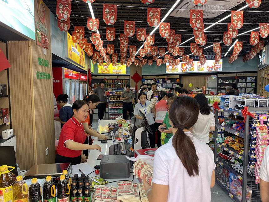旅岛连锁便利店金悦澜湾店开业顾客盈门