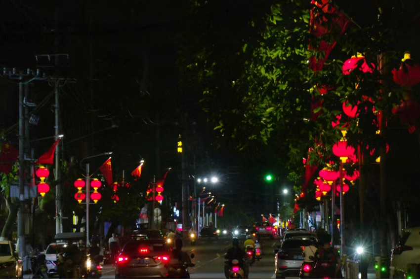 防北路路段的紅旗和燈籠。