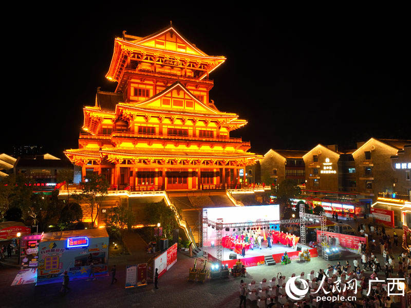 第十届柳州螺蛳粉美食节在柳州市窑埠古镇举行。人民网 付华周摄