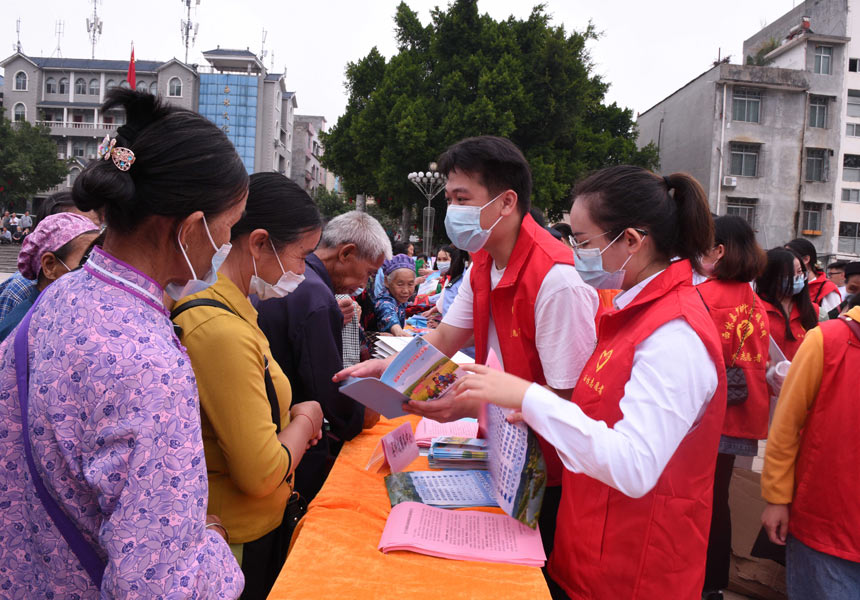 志愿者在活动现场开展移风易俗志愿宣传。刘冰摄