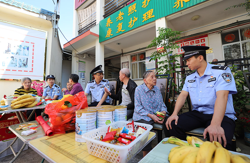 民警与老人拉家常。