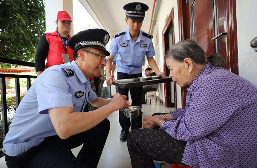 民警将煮好的爱心汤圆送到老人手中。