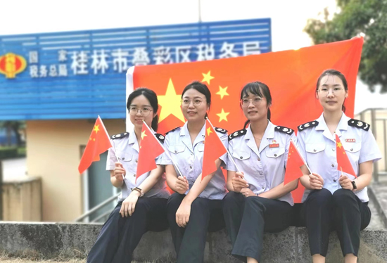 活动现场,大家一起“我和国旗合个影”。赵华摄