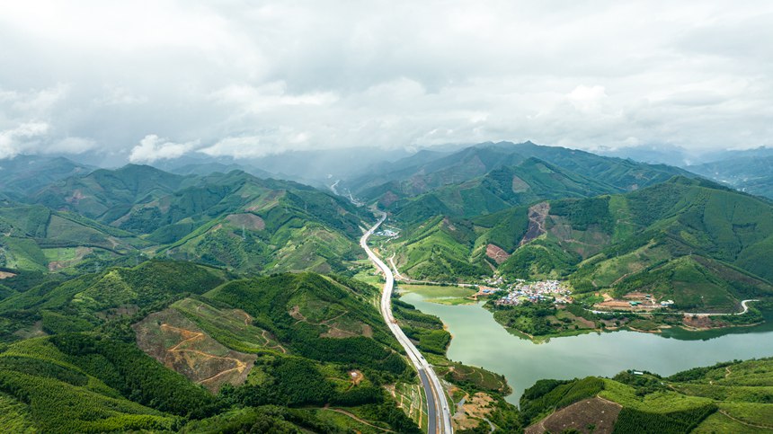航拍的田西高速公路田林段景色