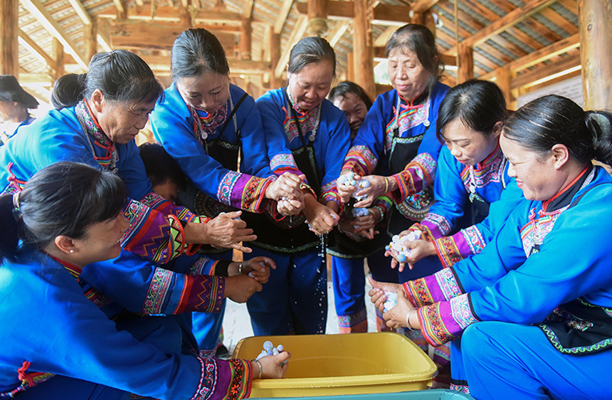 张家塘苗寨妇女在学习扎染制作。
