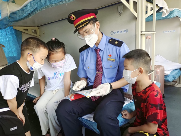 邹奇给小朋友讲解铁路安全知识。吴飞摄
