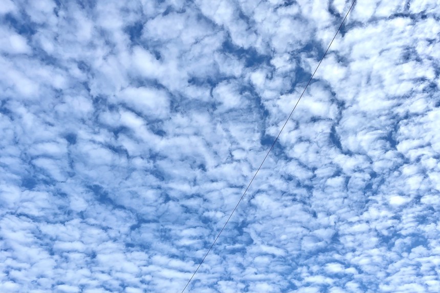 層層疊疊的魚鱗雲在空中暈染。李慧子攝