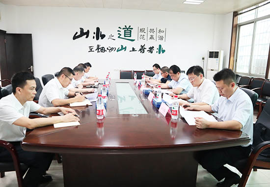 图为柳州市烟草专卖局党组书记刘峰（右侧中间）到联系点鹿寨县局党支部调研（柳州市烟草专卖局 覃仕隆摄）