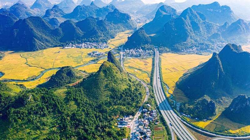 靖西至龍邦二級公路與高速公路並駕齊驅--盧江光 攝.jpg