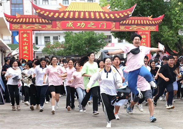 十年来，桂林市不断提高普通高中内涵。图为高考后，平乐县考生自信地飞奔出考场。苏桂摄