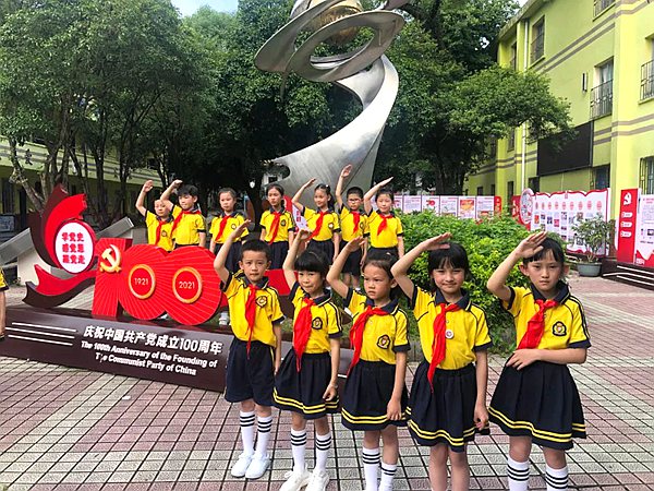 桂林市中小学通过丰富活动，引导学生厚植爱党爱国情怀 。图为龙隐小学学生开展“红领巾”心向党活动。记者陈娟摄 