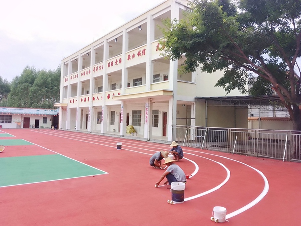 覃塘区对农村小学运动场地进行升级改造.jpg