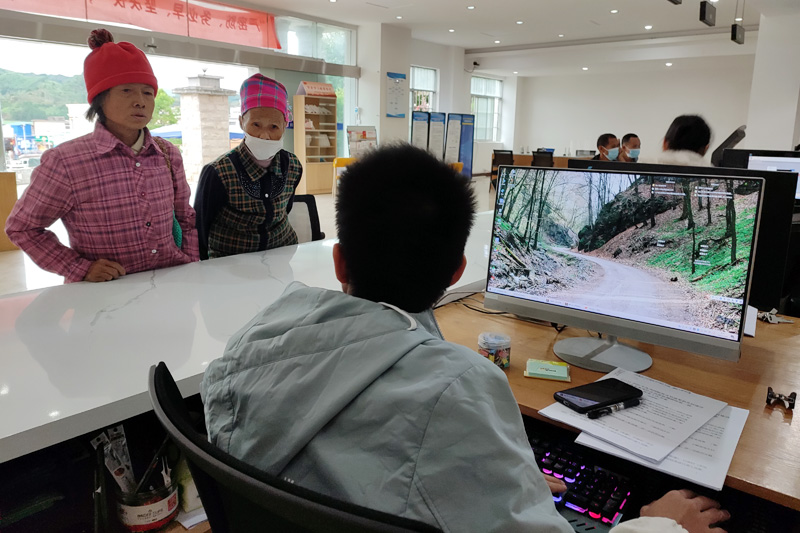 群众到便民中心咨询业务。龙川镇人民政府供图