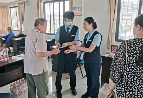 桂林银行工作人员发放防诈宣传手册。宁芳奇摄